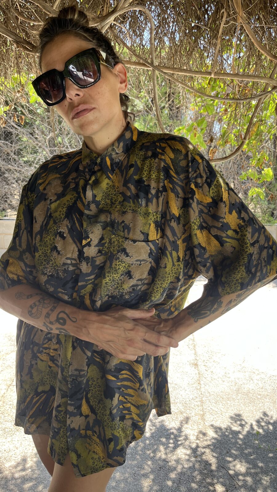 Camisa Vintage con Estampado Animal Print en Tonos Tierra - Imagen 10
