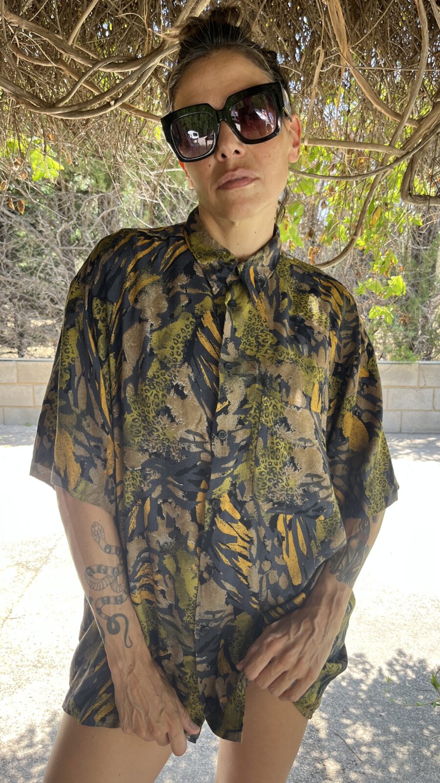 Camisa Vintage con Estampado Animal Print en Tonos Tierra - Imagen 3