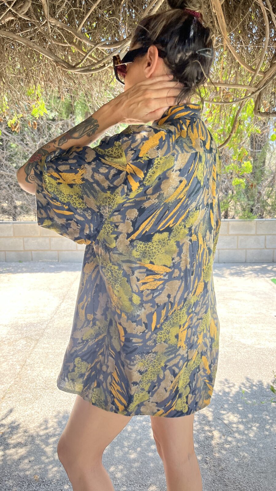 Camisa Vintage con Estampado Animal Print en Tonos Tierra - Imagen 8