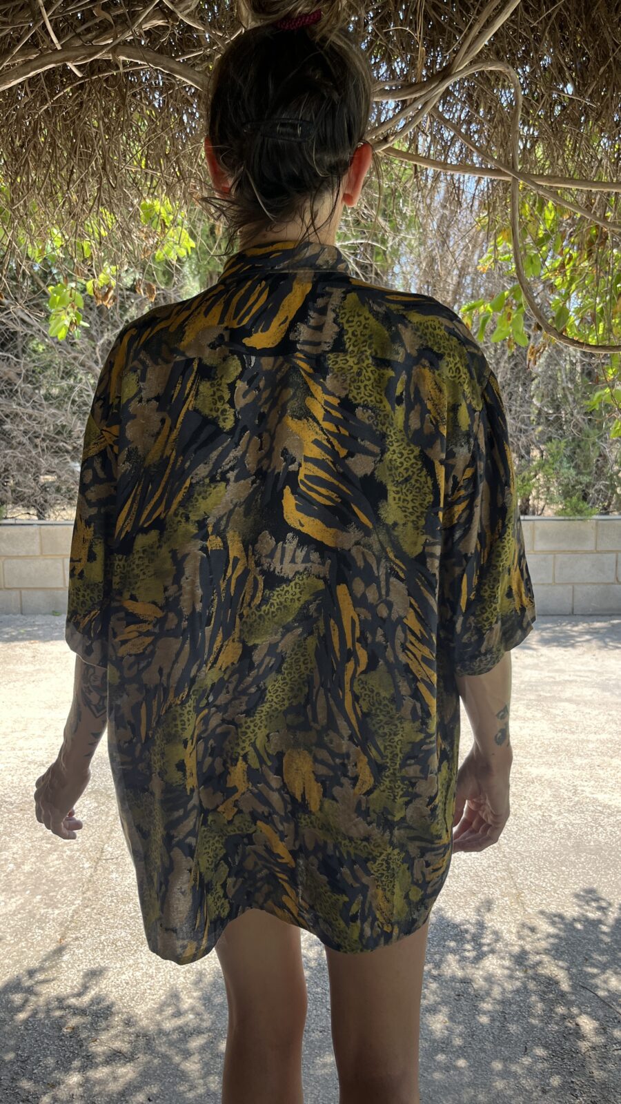 Camisa Vintage con Estampado Animal Print en Tonos Tierra - Imagen 12