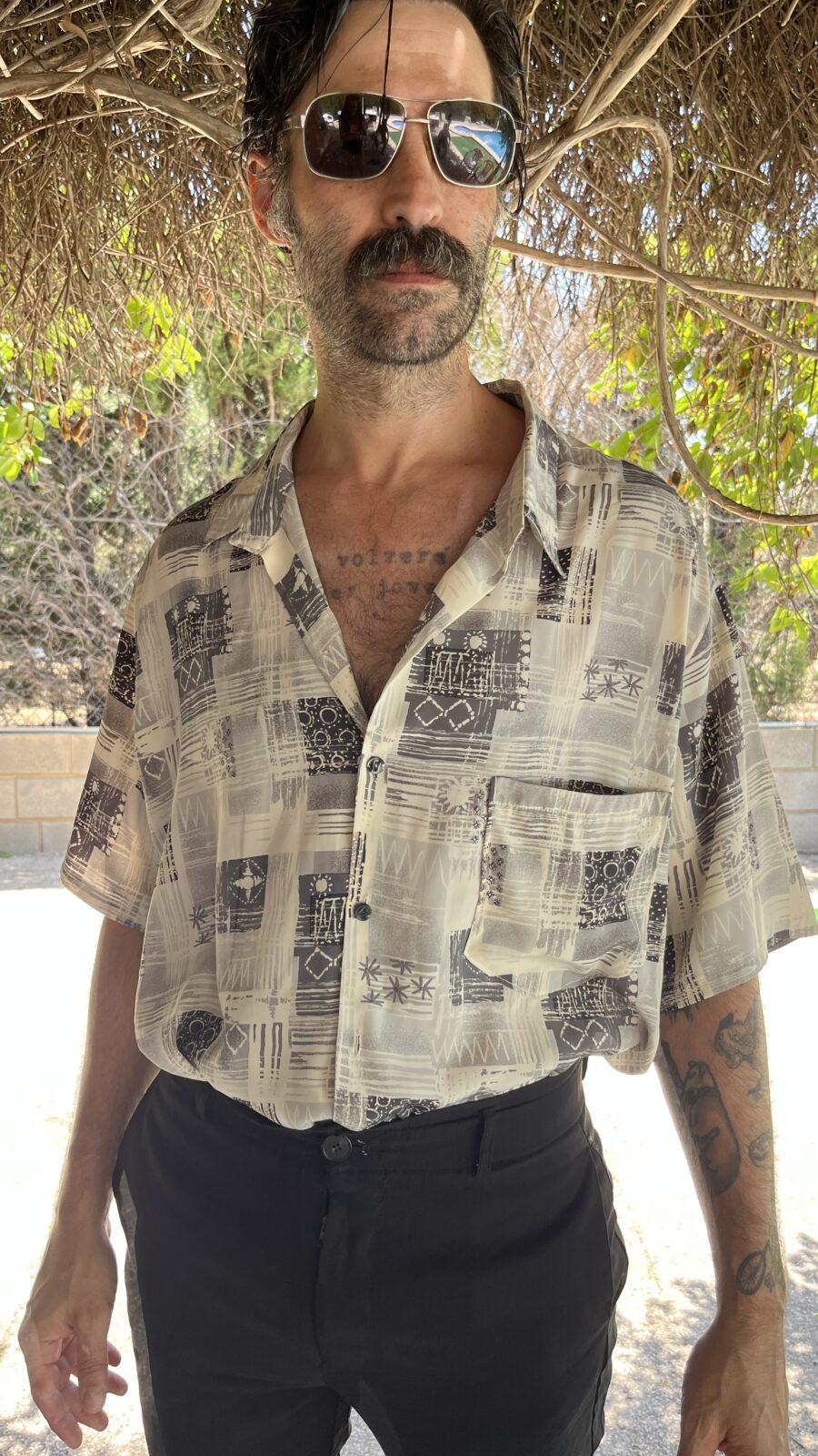 Camisa Vintage Años 80 con Estampado Abstracto en Tonos Grises - Imagen 6