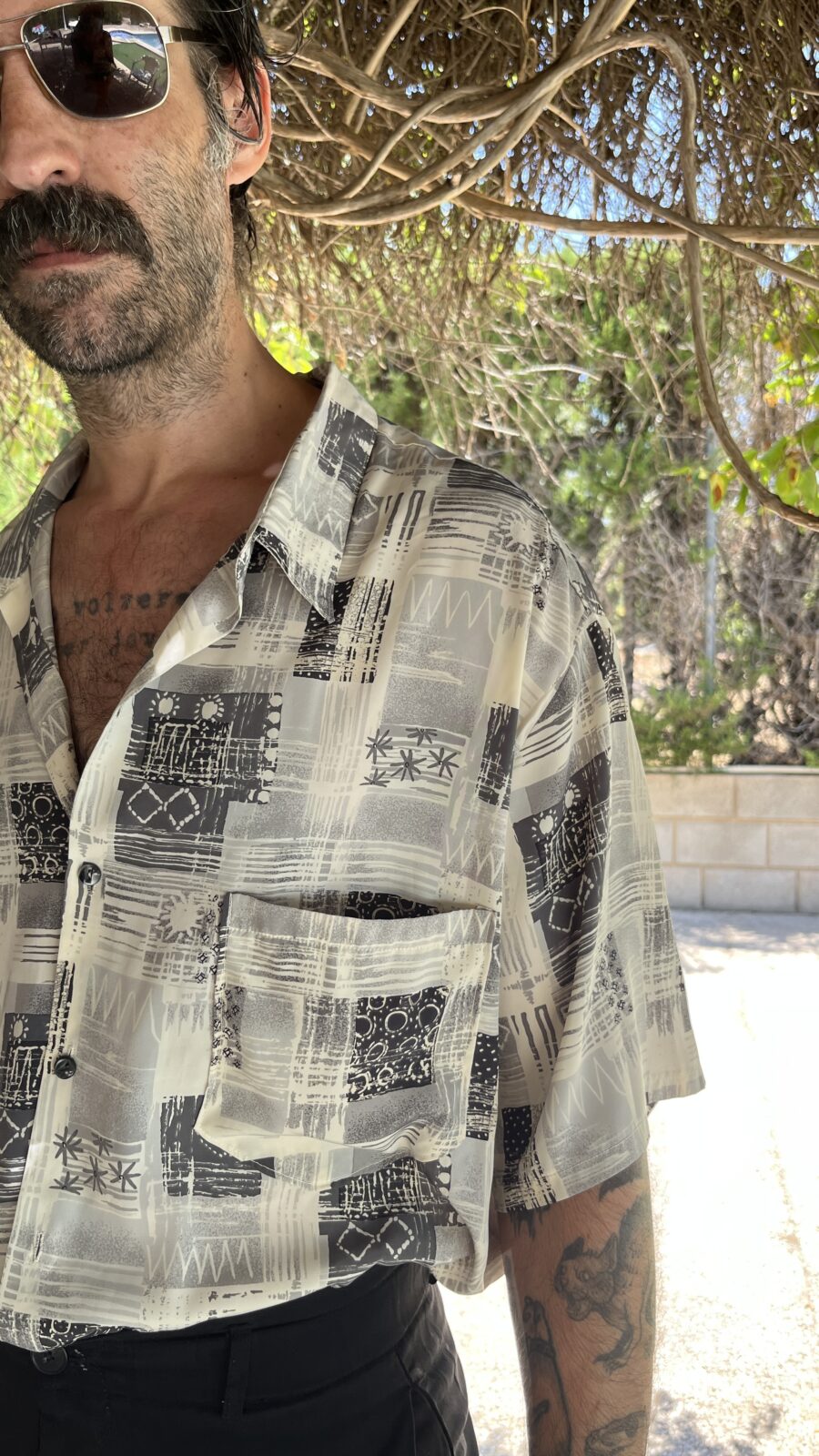 Camisa Vintage Años 80 con Estampado Abstracto en Tonos Grises - Imagen 4