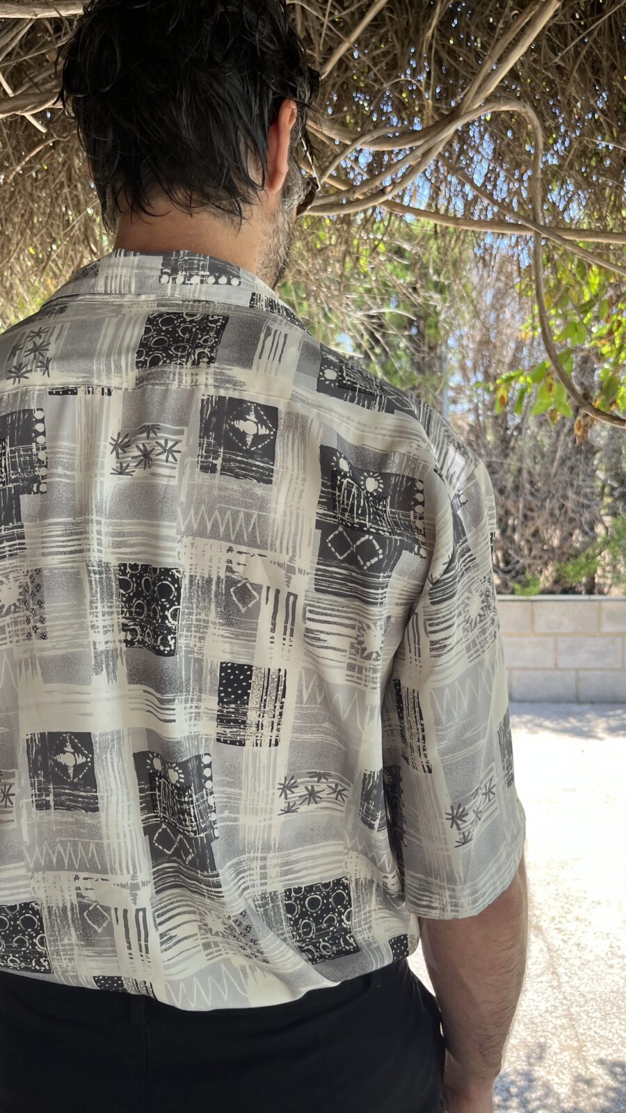 Camisa Vintage Años 80 con Estampado Abstracto en Tonos Grises - Imagen 9