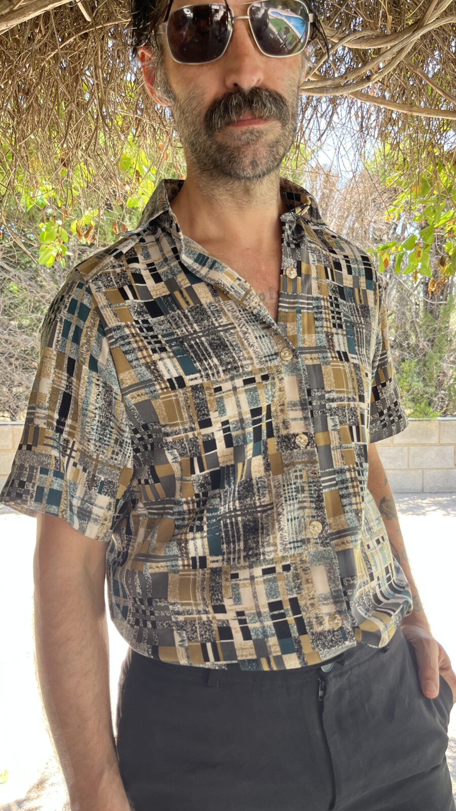 Camisa Vintage Años 80 con Estampado Abstracto en Tonos Tierra - Imagen 5