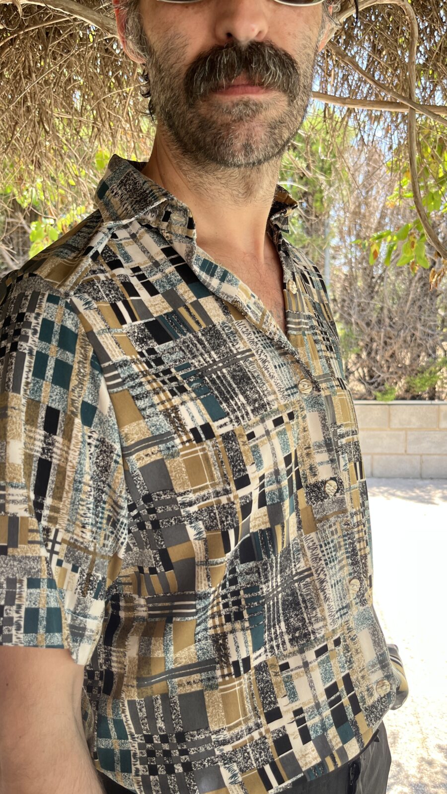 Camisa Vintage Años 80 con Estampado Abstracto en Tonos Tierra - Imagen 7