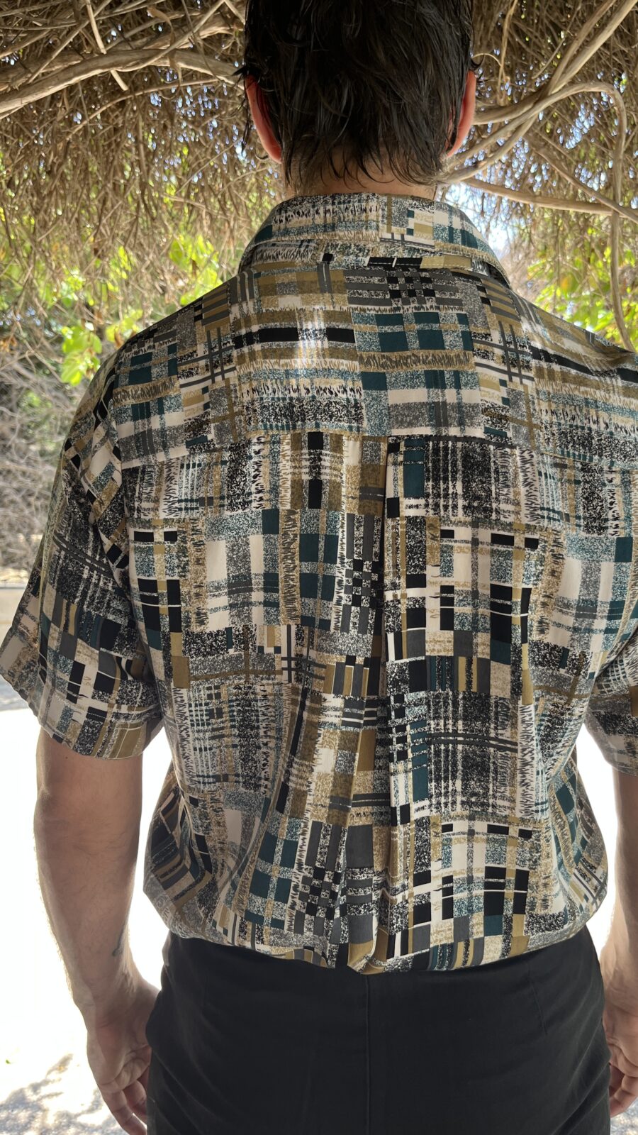 Camisa Vintage Años 80 con Estampado Abstracto en Tonos Tierra - Imagen 10