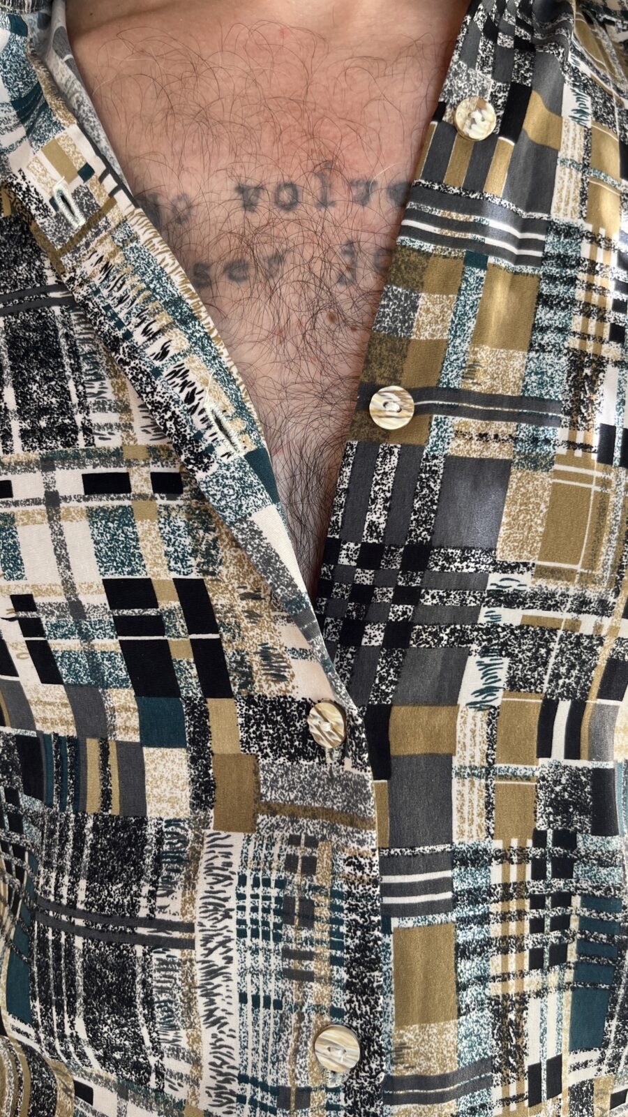 Camisa Vintage Años 80 con Estampado Abstracto en Tonos Tierra - Imagen 9