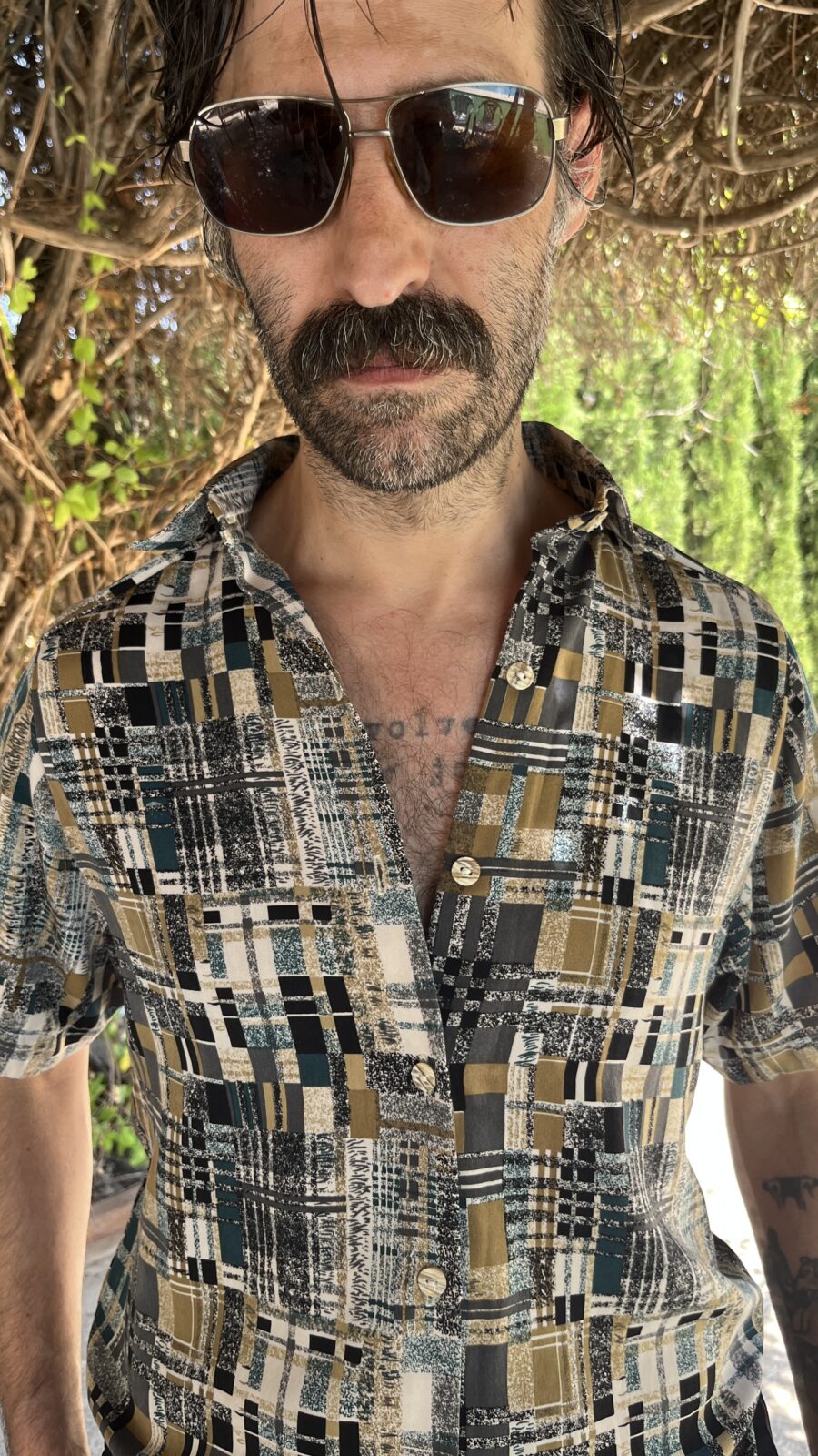 Camisa Vintage Años 80 con Estampado Abstracto en Tonos Tierra - Imagen 3