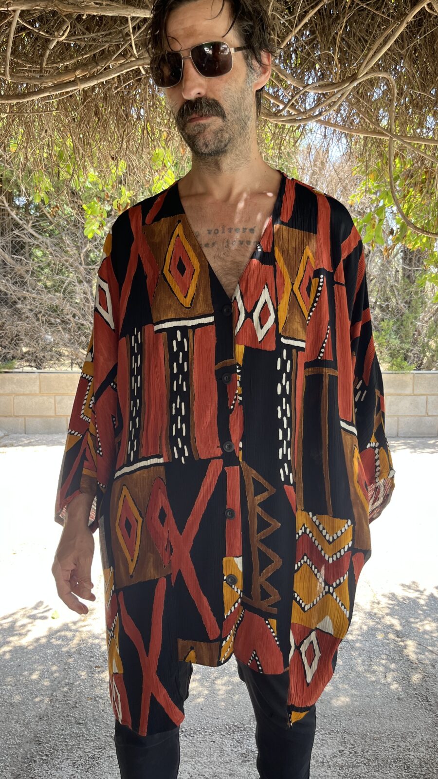 Camisa Oversize Vintage "Cora" con Estampado Étnico en Tonos Tierra - Imagen 10