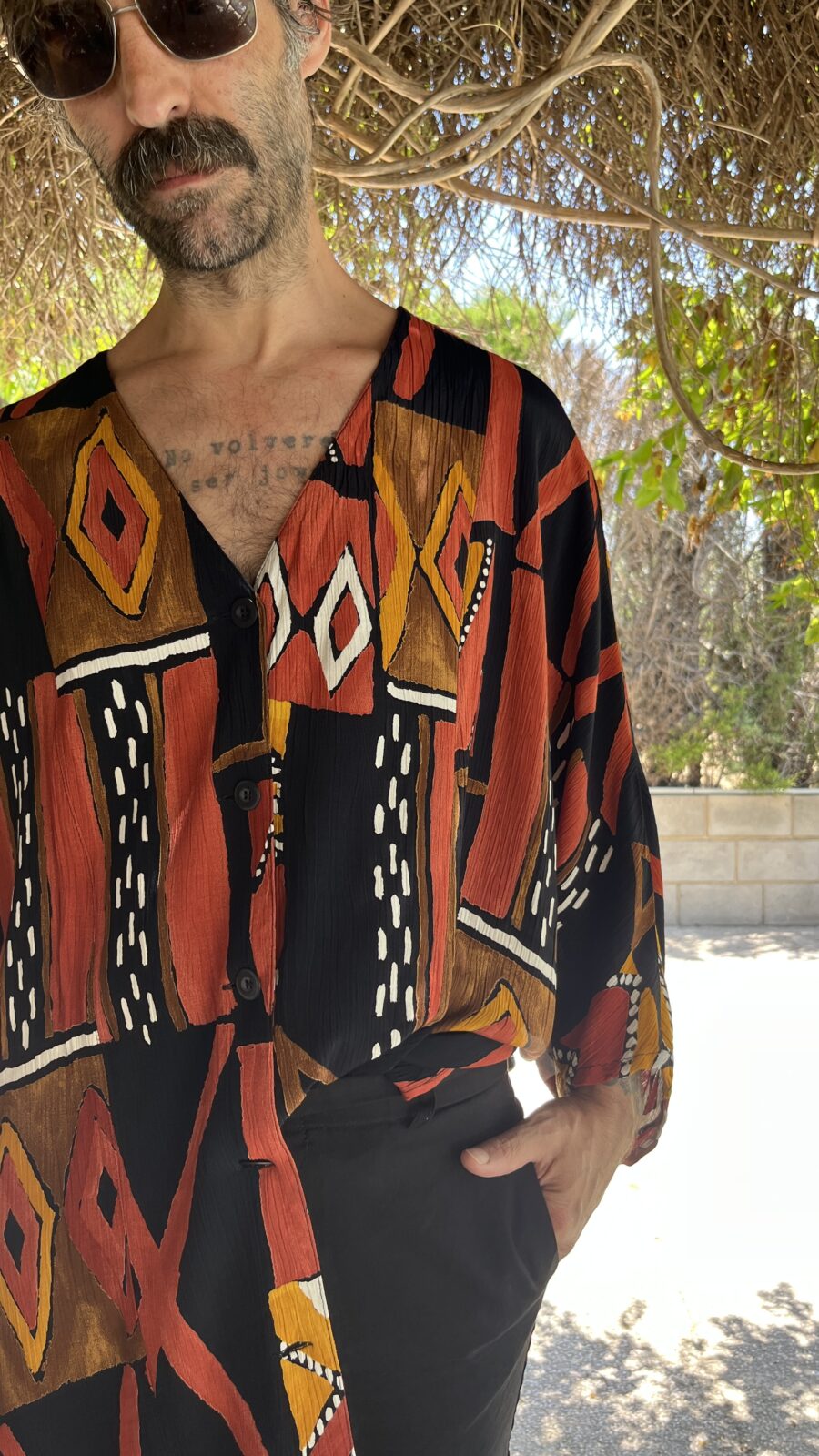 Camisa Oversize Vintage "Cora" con Estampado Étnico en Tonos Tierra - Imagen 6
