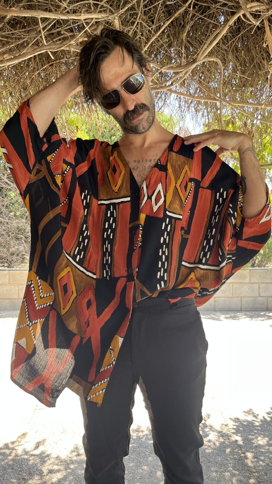 Camisa Oversize Vintage "Cora" con Estampado Étnico en Tonos Tierra - Imagen 8