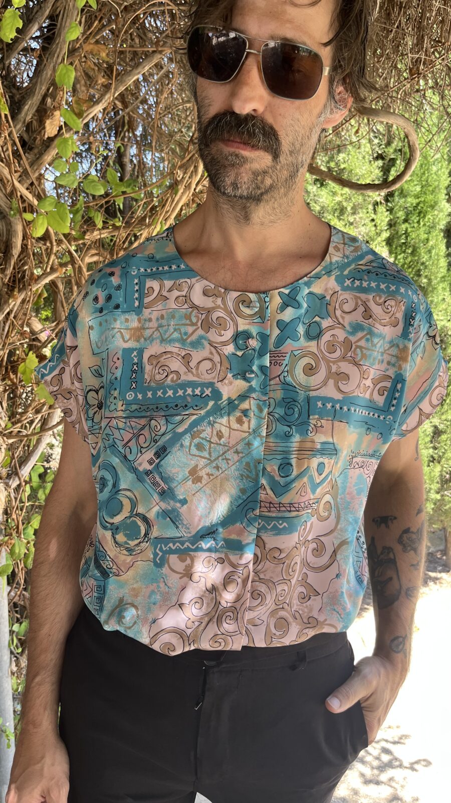 Camisa Vintage NEW FAST con Estampado Abstracto en Tonos Turquesa y Arena - Imagen 10