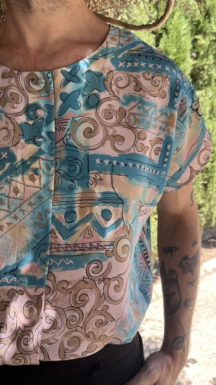 Camisa Vintage NEW FAST con Estampado Abstracto en Tonos Turquesa y Arena - Imagen 12