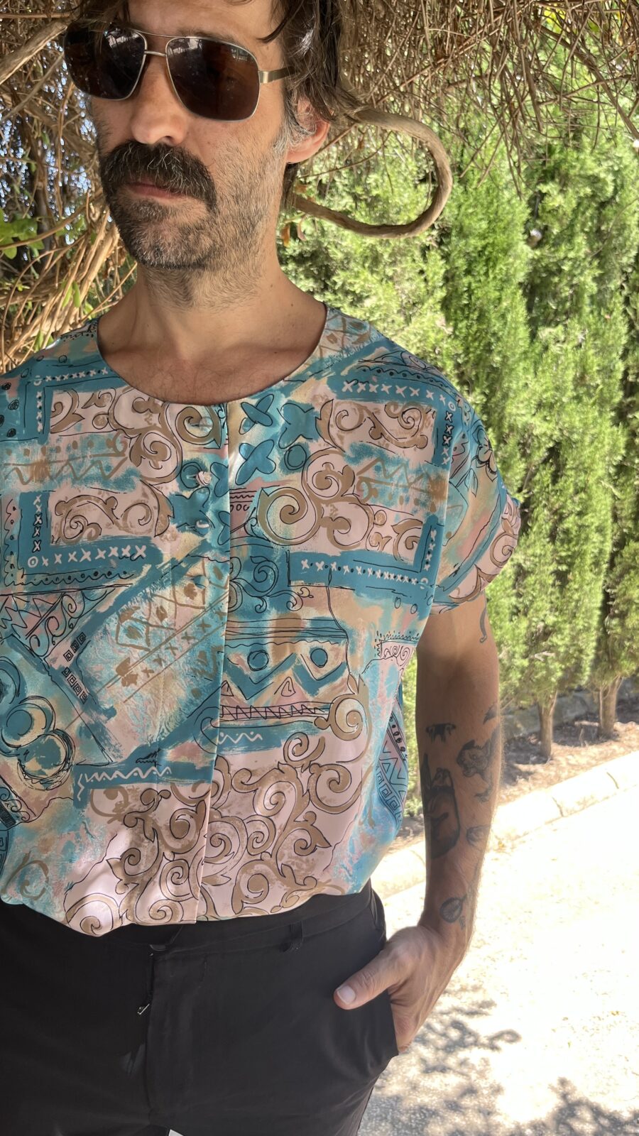 Camisa Vintage NEW FAST con Estampado Abstracto en Tonos Turquesa y Arena - Imagen 3