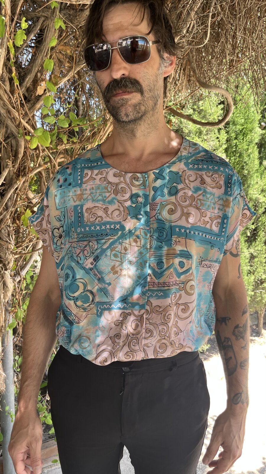 Camisa Vintage NEW FAST con Estampado Abstracto en Tonos Turquesa y Arena - Imagen 7