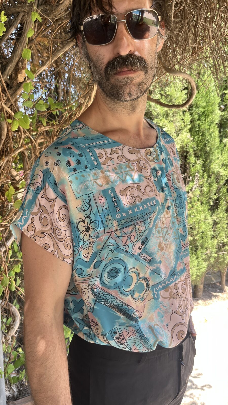 Camisa Vintage NEW FAST con Estampado Abstracto en Tonos Turquesa y Arena - Imagen 5