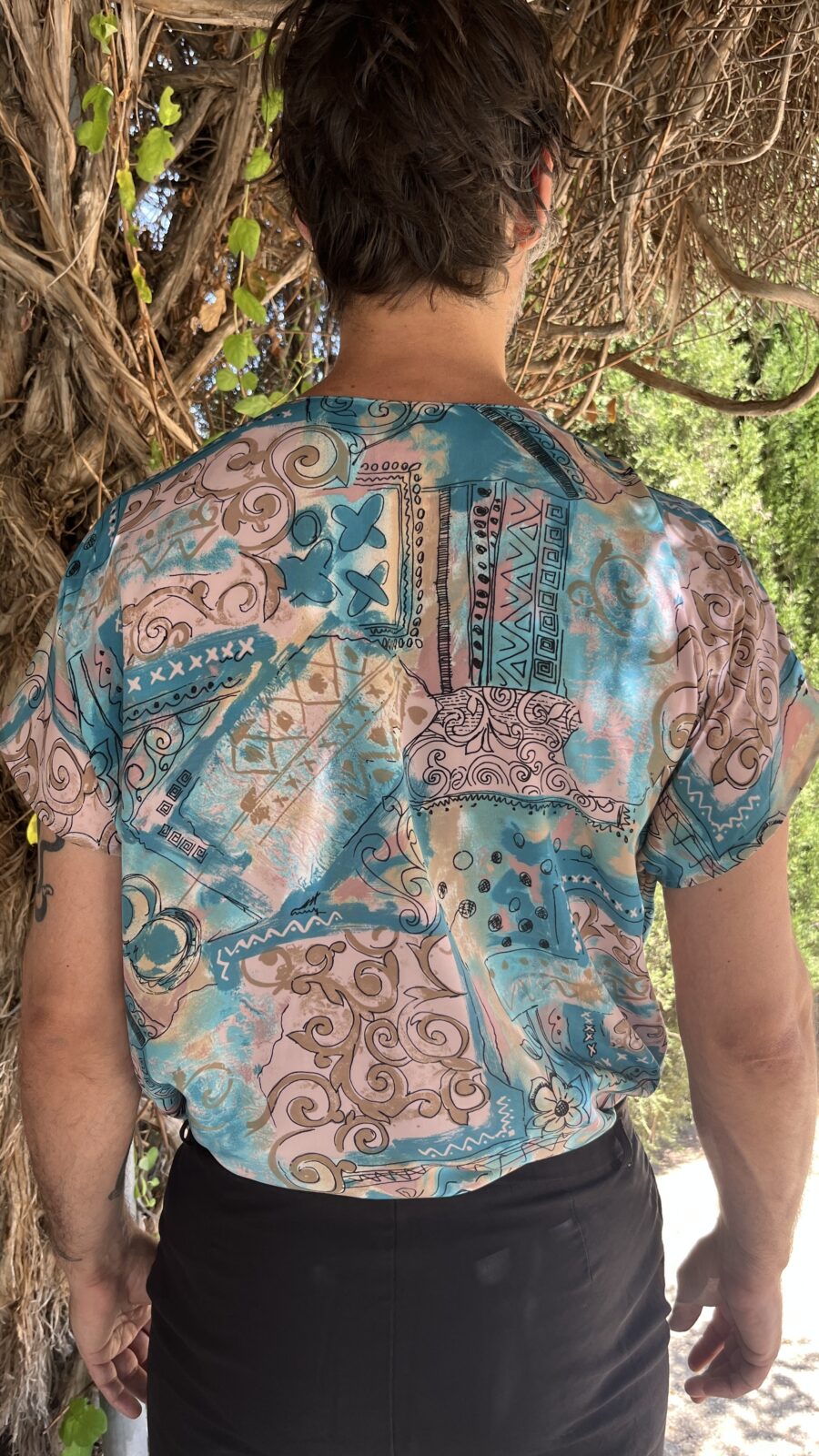 Camisa Vintage NEW FAST con Estampado Abstracto en Tonos Turquesa y Arena - Imagen 11