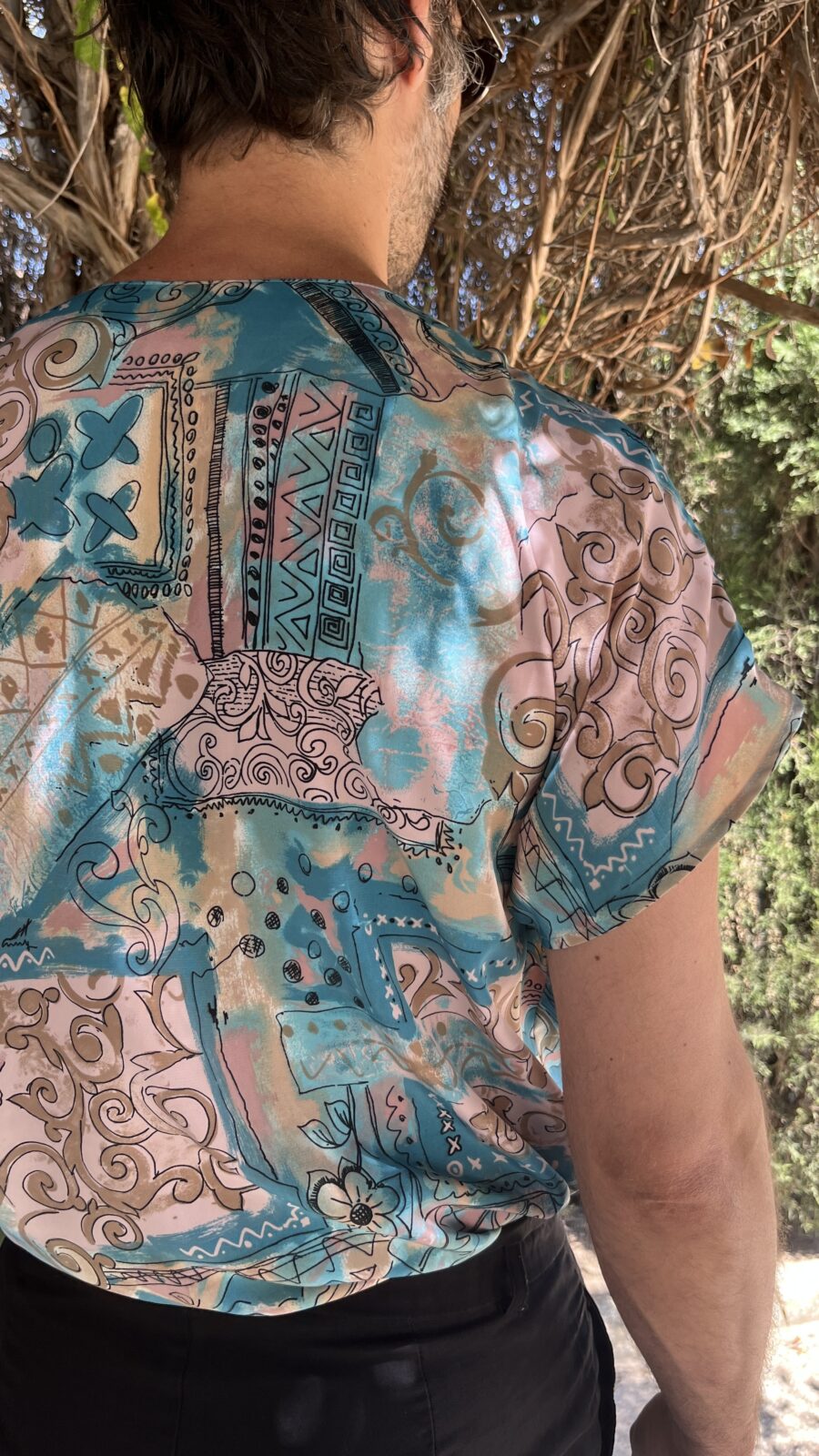 Camisa Vintage NEW FAST con Estampado Abstracto en Tonos Turquesa y Arena - Imagen 9