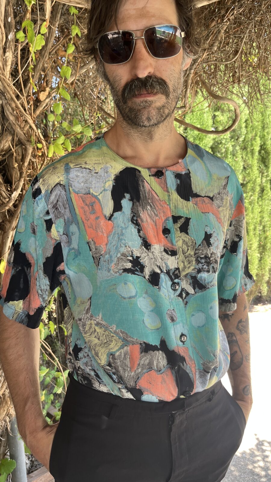 Camisa Vintage Unisex Años 80 con Estampado Artístico Multicolor - Imagen 5