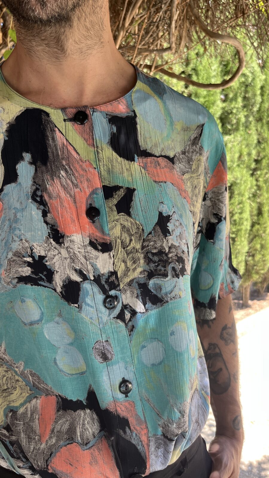 Camisa Vintage Unisex Años 80 con Estampado Artístico Multicolor - Imagen 11