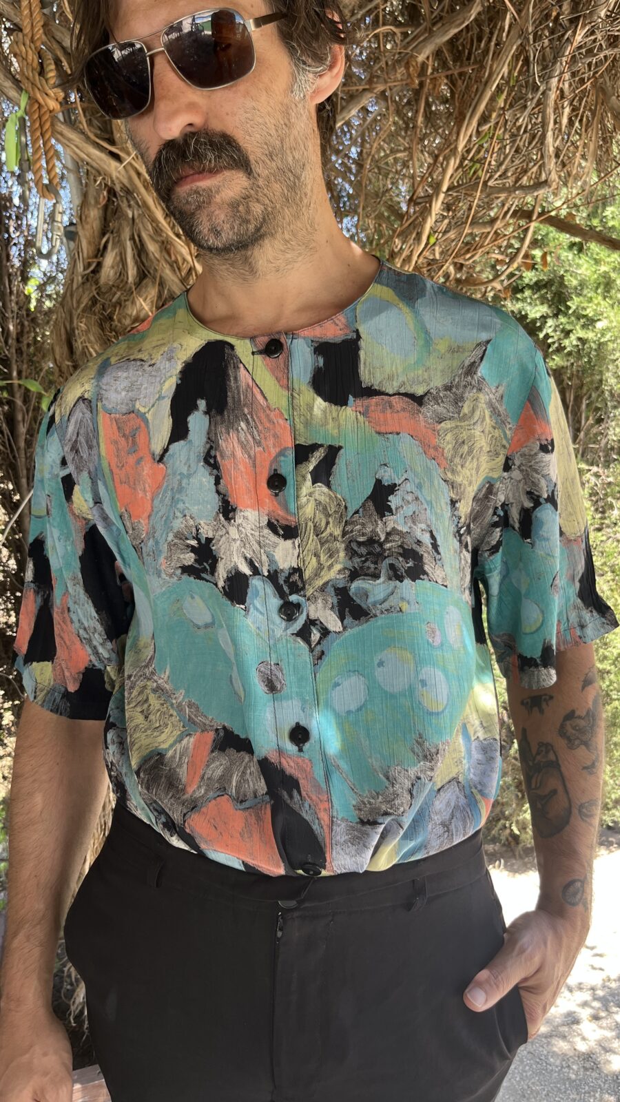 Camisa Vintage Unisex Años 80 con Estampado Artístico Multicolor - Imagen 3