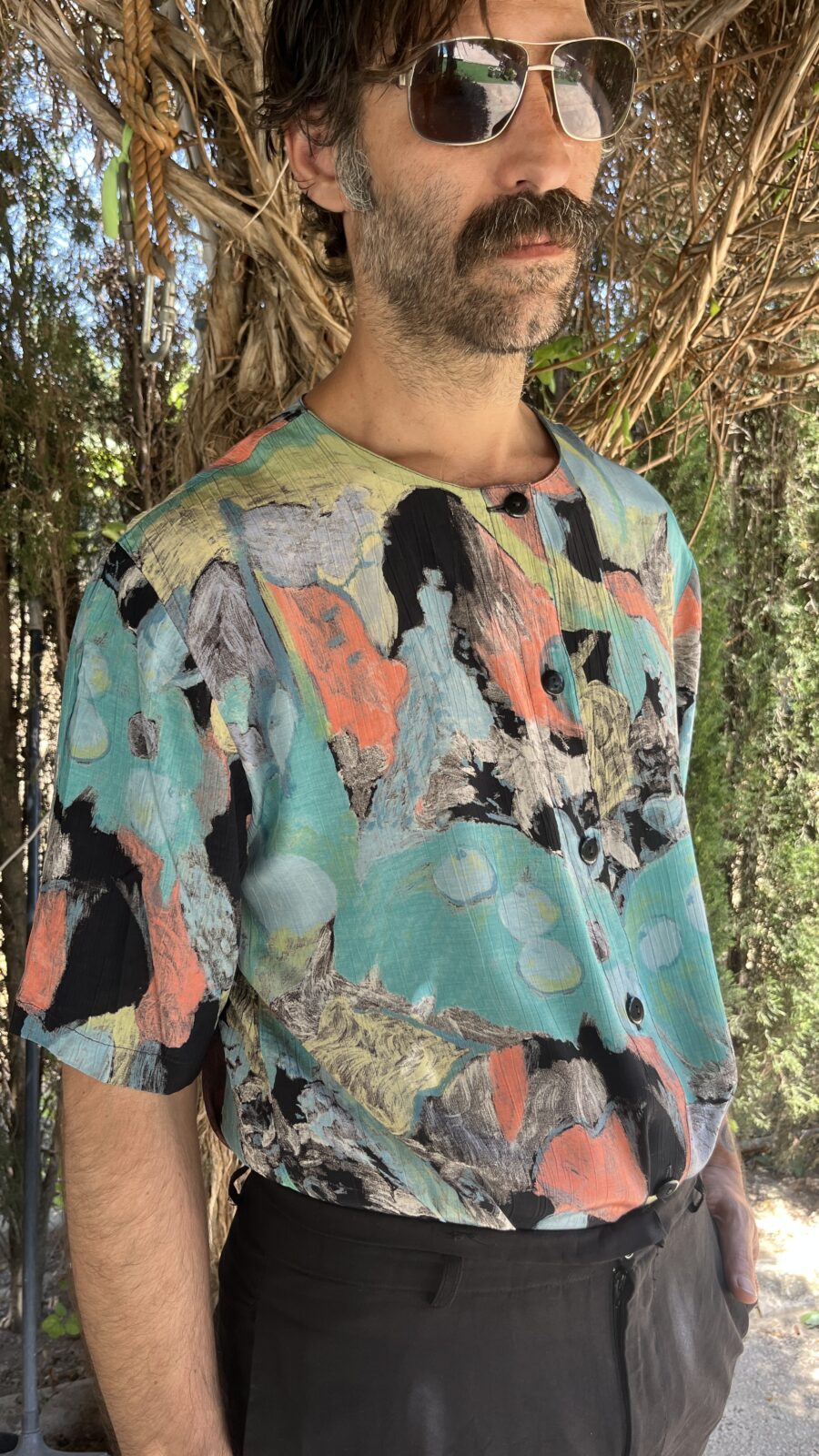 Camisa Vintage Unisex Años 80 con Estampado Artístico Multicolor - Imagen 7