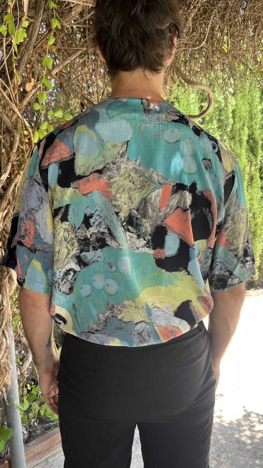Camisa Vintage Unisex Años 80 con Estampado Artístico Multicolor - Imagen 10