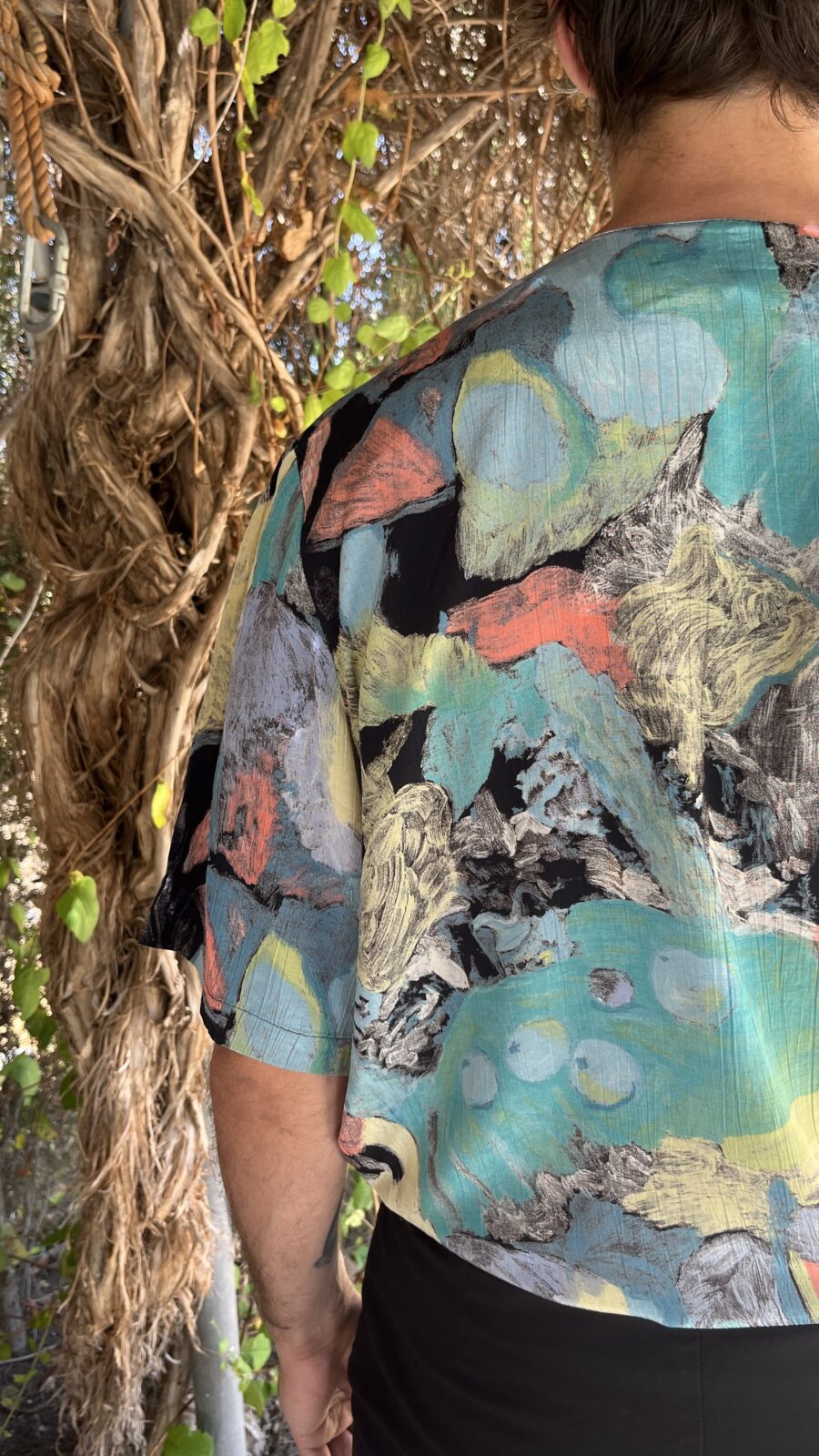 Camisa Vintage Unisex Años 80 con Estampado Artístico Multicolor - Imagen 12