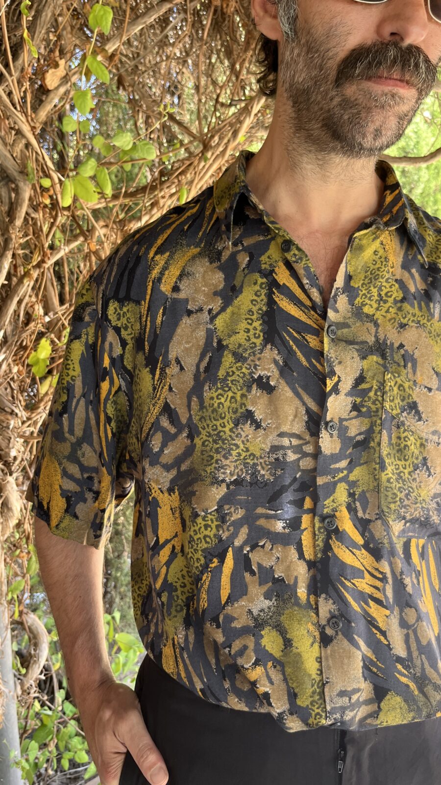 Camisa Vintage con Estampado Animal Print en Tonos Tierra - Imagen 4