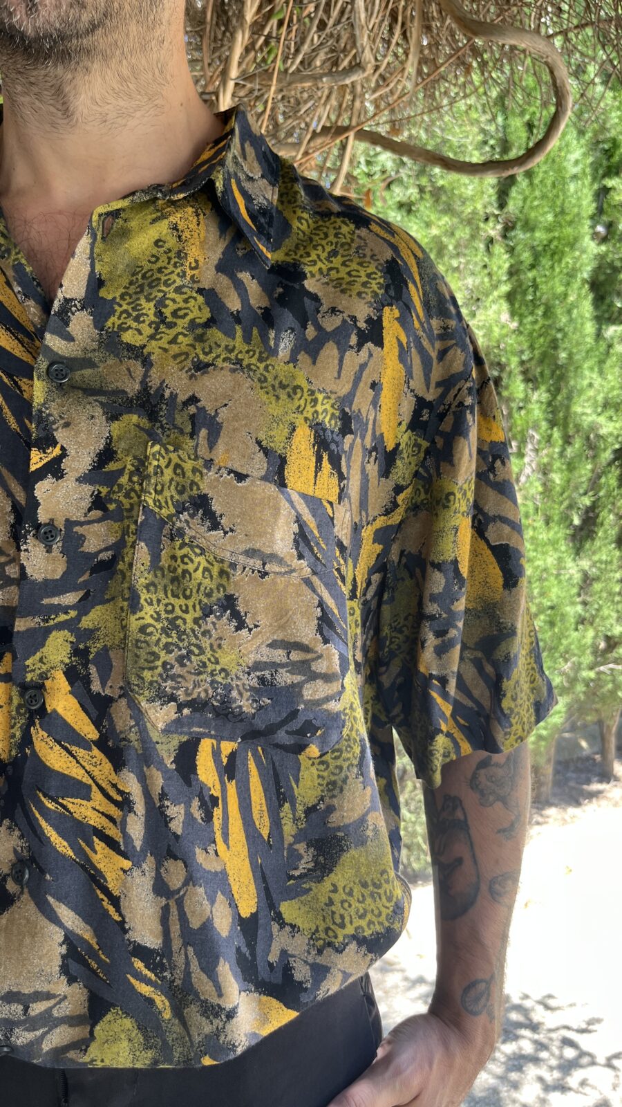 Camisa Vintage con Estampado Animal Print en Tonos Tierra - Imagen 9