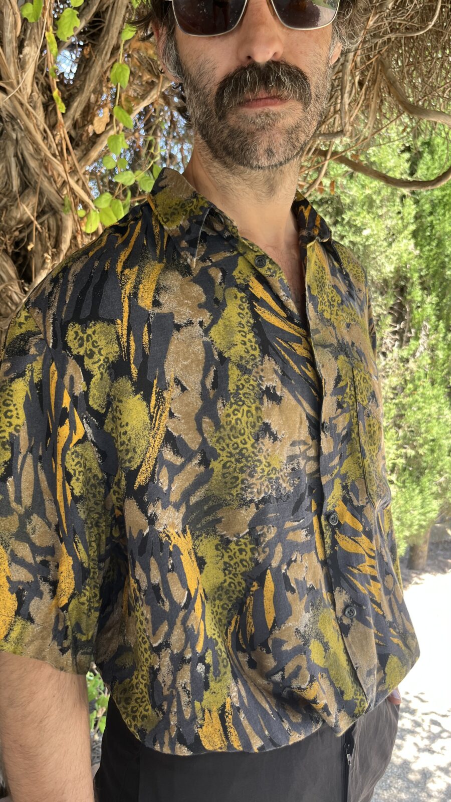 Camisa Vintage con Estampado Animal Print en Tonos Tierra - Imagen 2