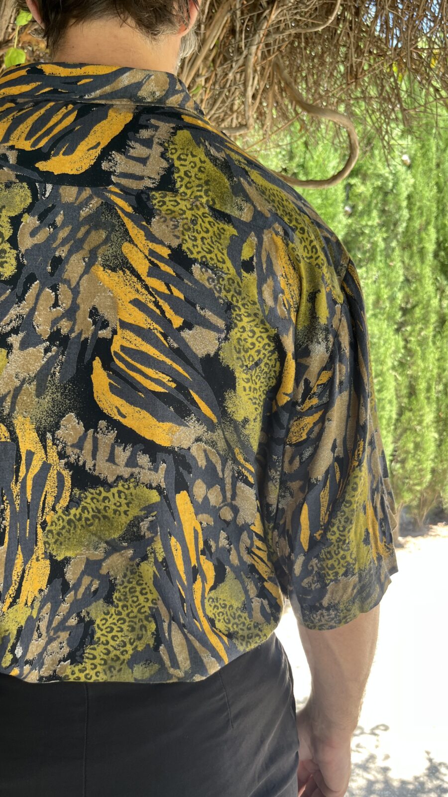 Camisa Vintage con Estampado Animal Print en Tonos Tierra - Imagen 11
