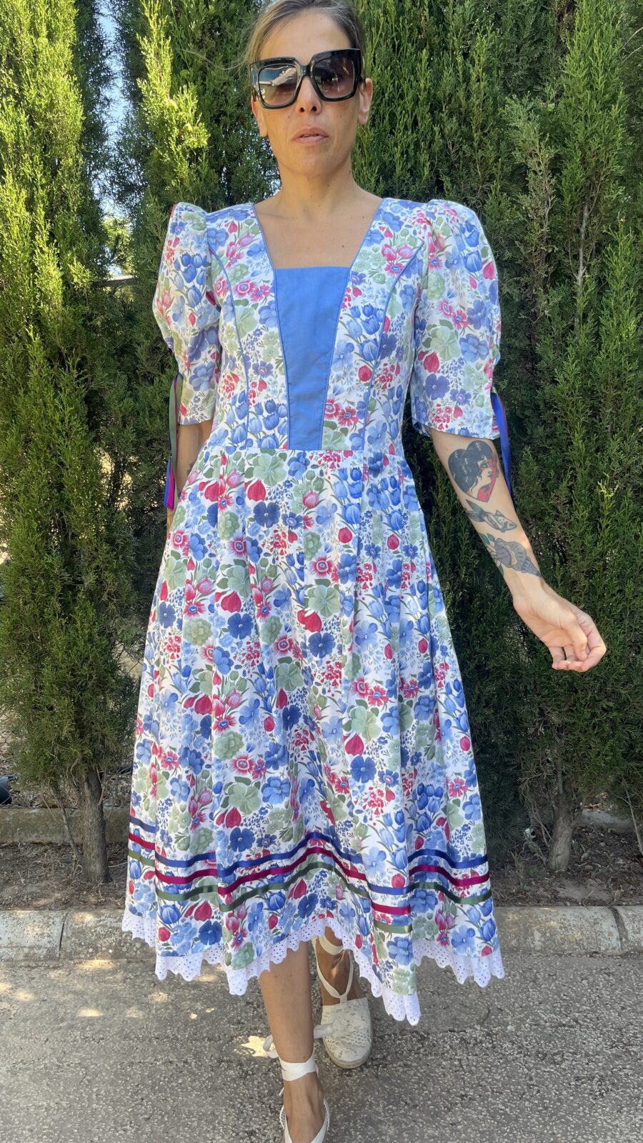 vestido dirndl vintage, vestido tradicional bávaro, vestido floral años 80, vestido alemán vintage, vestido con mangas abullonadas,