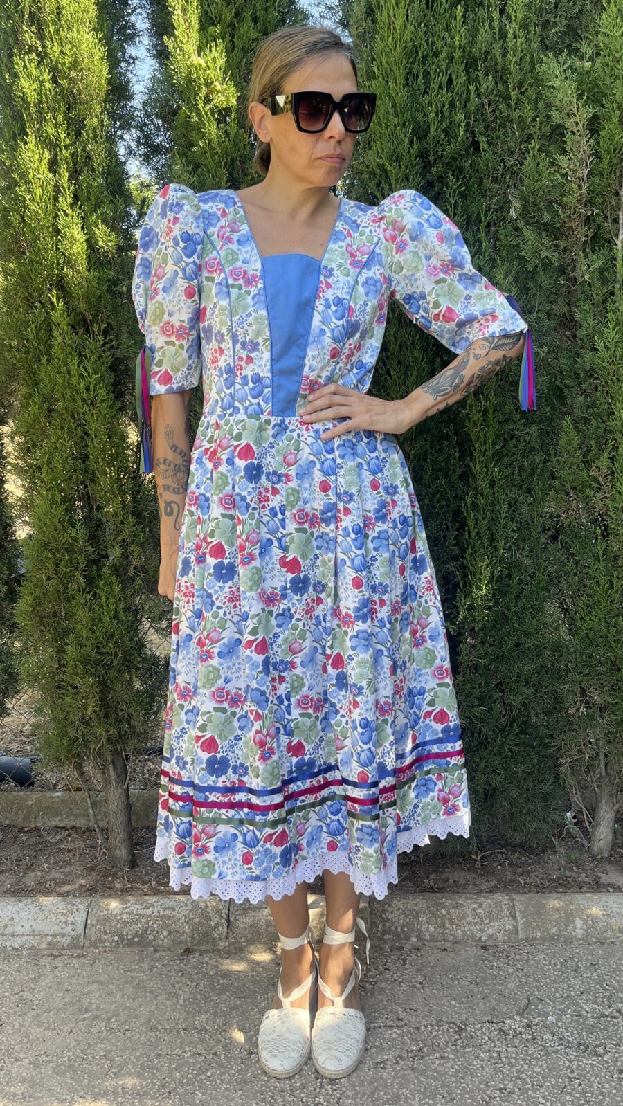 Vestido Vintage Dirndl Bávaro con Estampado Floral y Cuerpo Azul Liso - Imagen 5