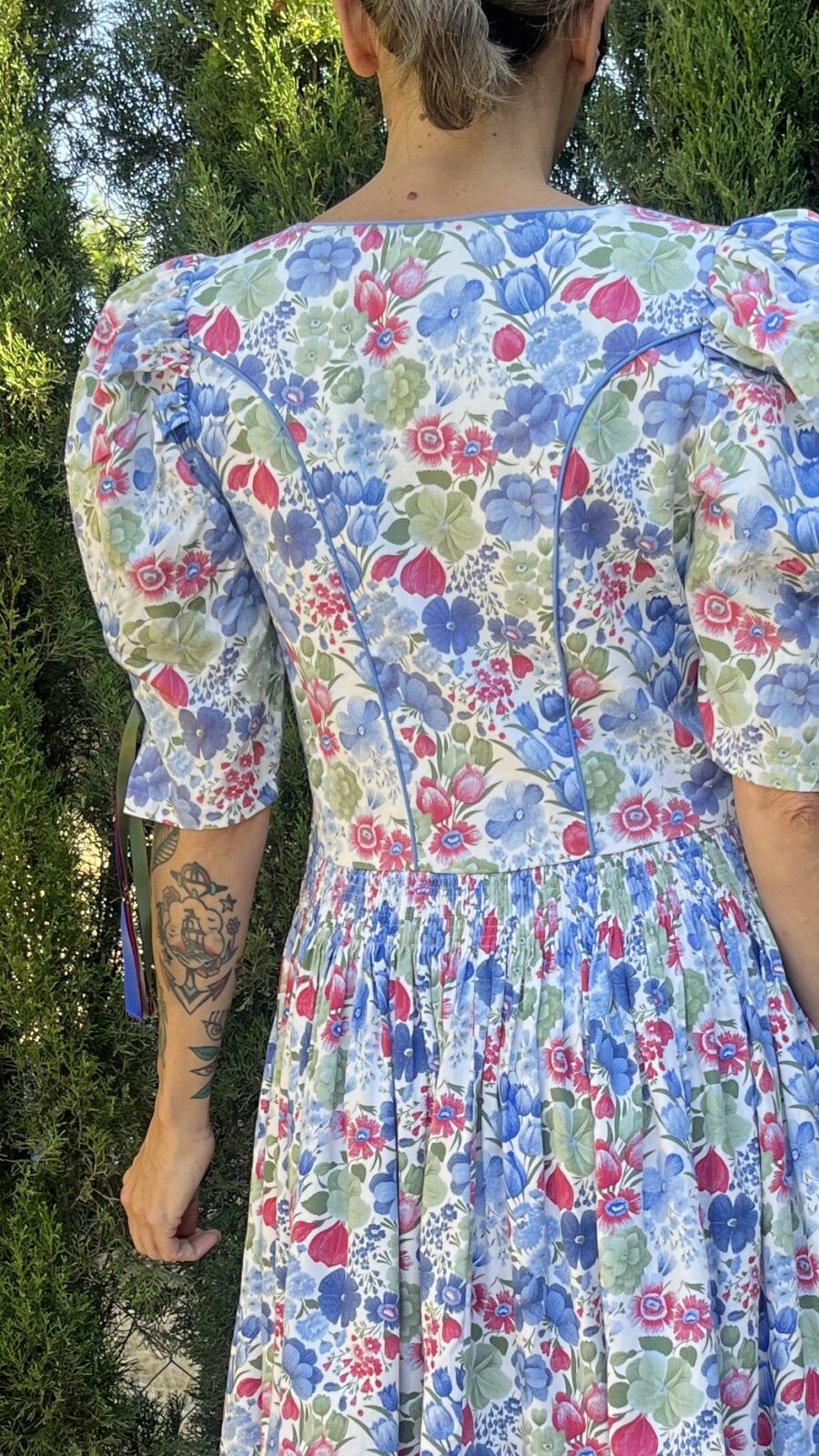 Vestido Vintage Dirndl Bávaro con Estampado Floral y Cuerpo Azul Liso - Imagen 7