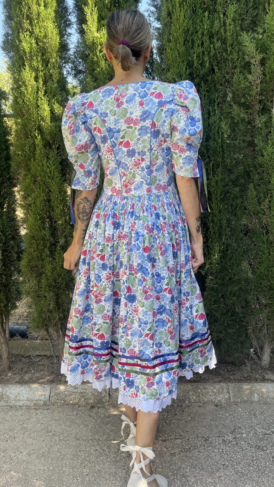 Vestido Vintage Dirndl Bávaro con Estampado Floral y Cuerpo Azul Liso - Imagen 6