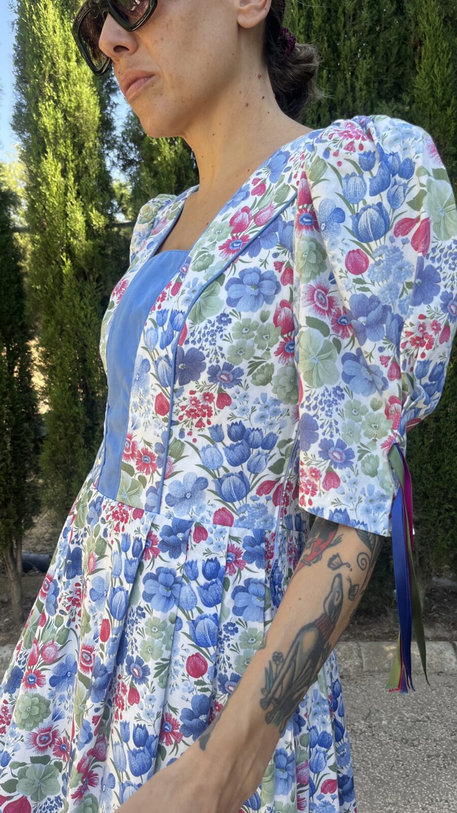 Vestido Vintage Dirndl Bávaro con Estampado Floral y Cuerpo Azul Liso - Imagen 8
