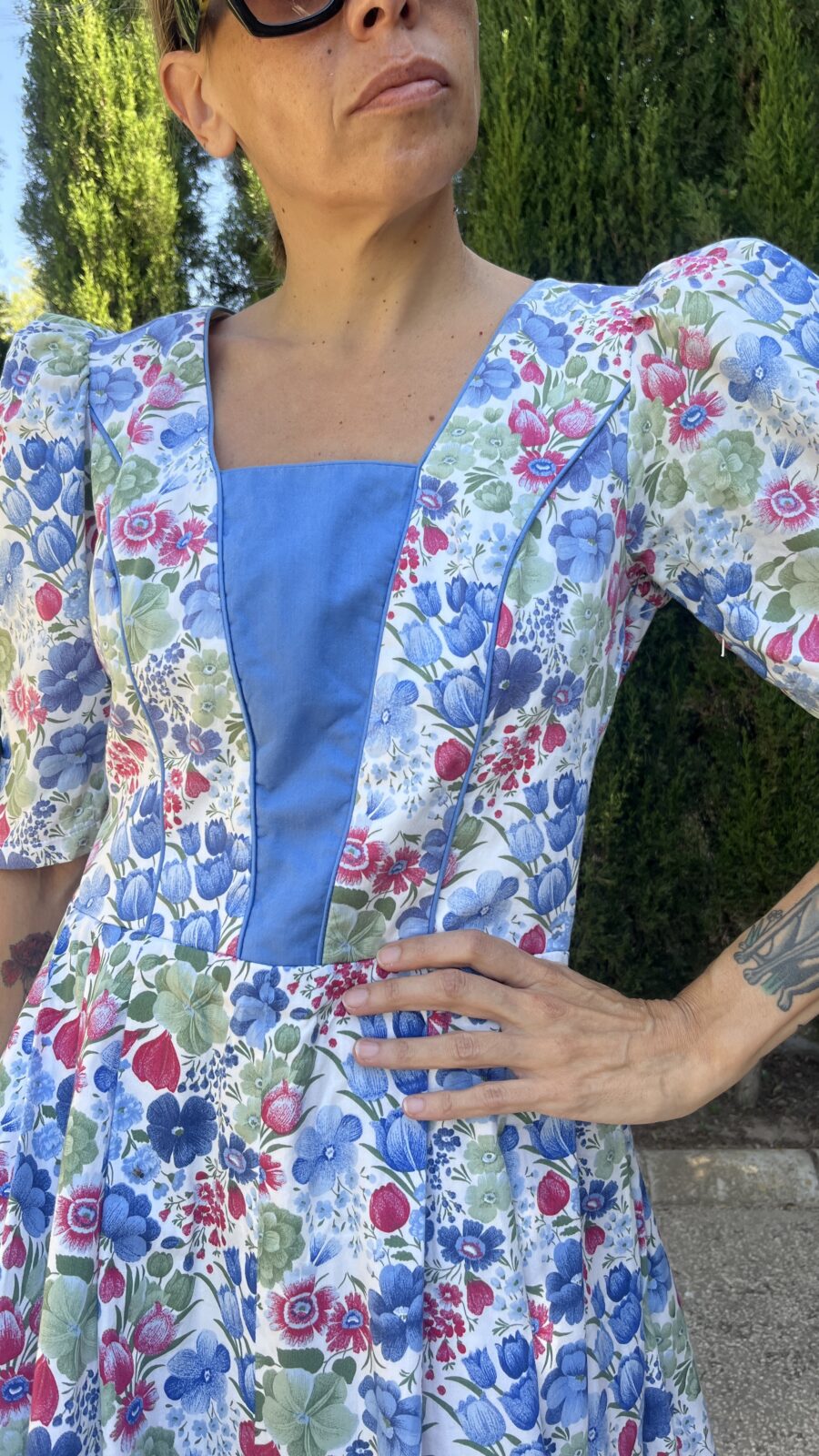 Vestido Vintage Dirndl Bávaro con Estampado Floral y Cuerpo Azul Liso - Imagen 2