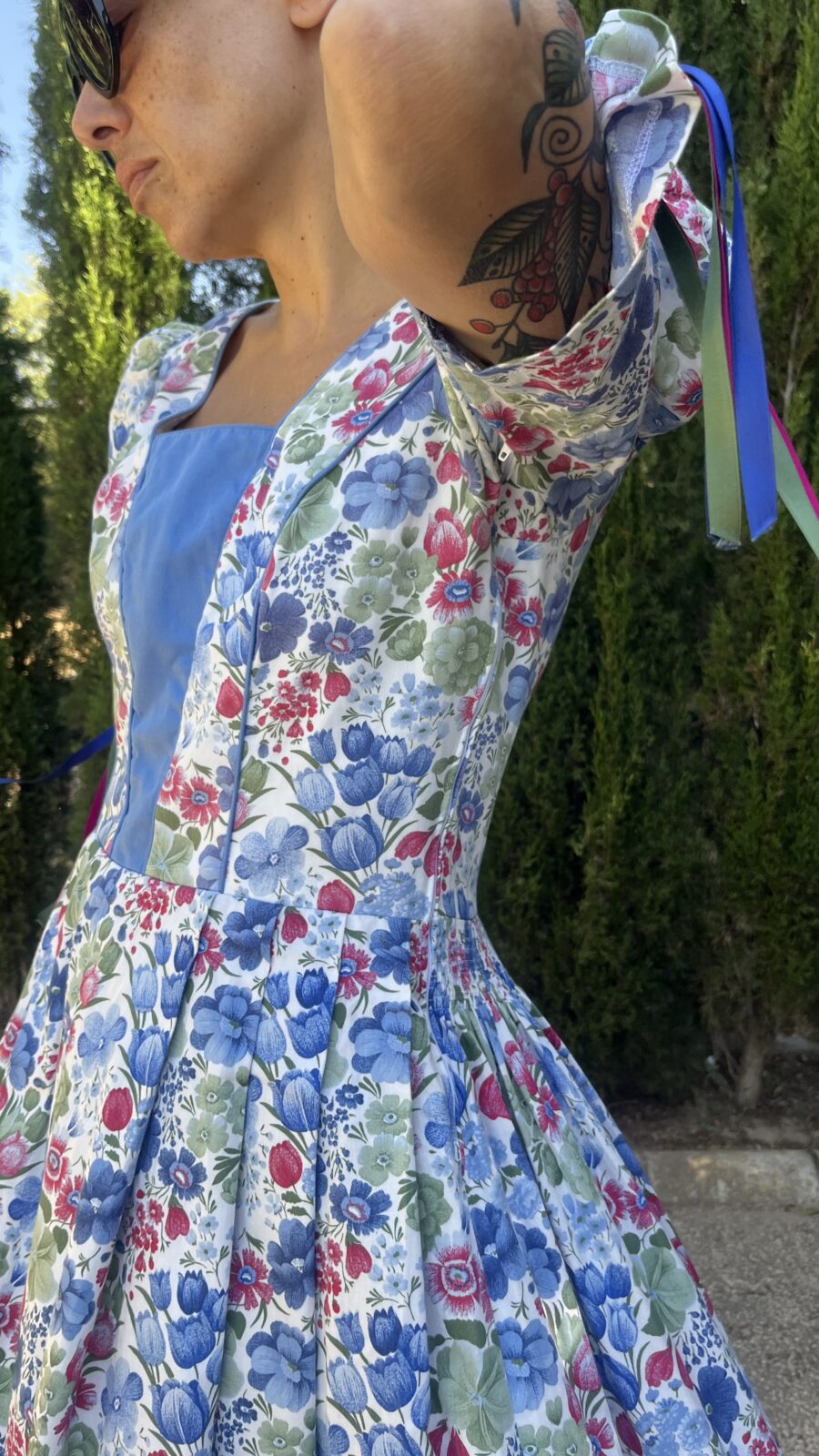 Vestido Vintage Dirndl Bávaro con Estampado Floral y Cuerpo Azul Liso - Imagen 4