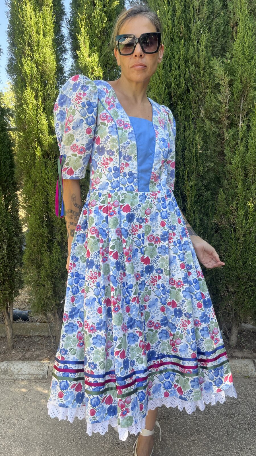 Vestido Vintage Dirndl Bávaro con Estampado Floral y Cuerpo Azul Liso - Imagen 3
