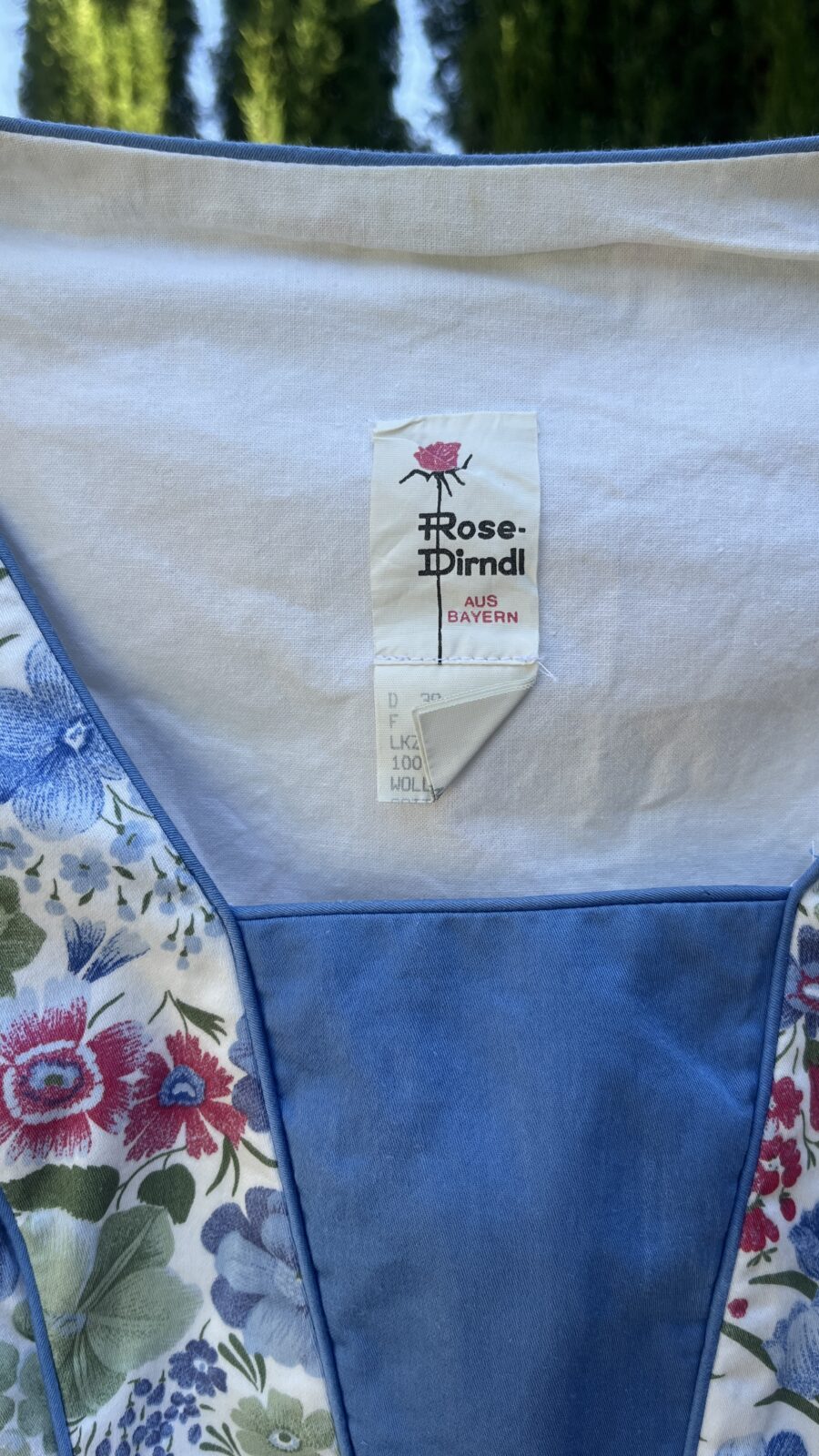 Vestido Vintage Dirndl Bávaro con Estampado Floral y Cuerpo Azul Liso - Imagen 9