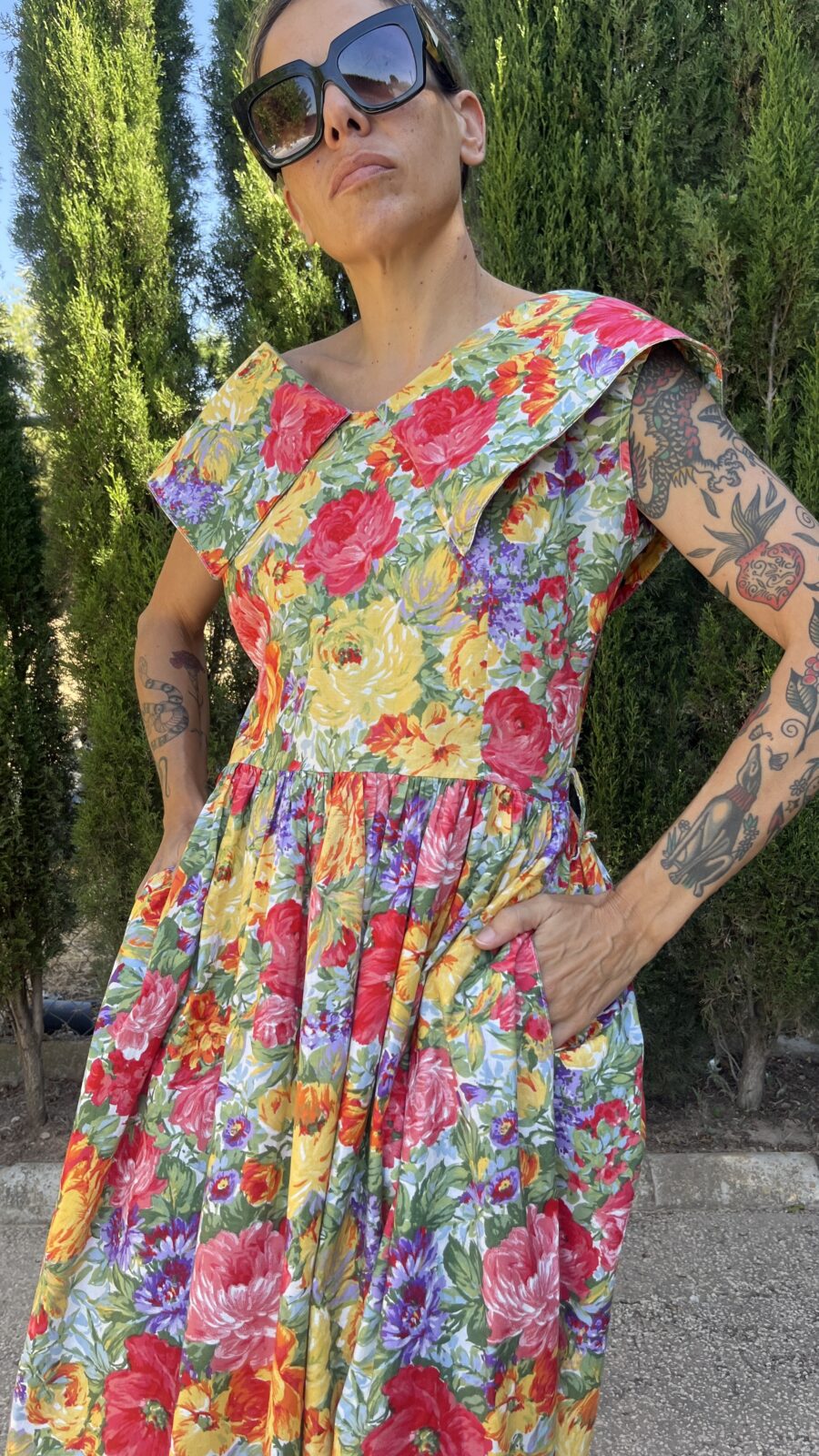 Vestido Vintage Floral con Cuello Sobredimensionado y Cintura Ajustada (Años 80) - Imagen 3