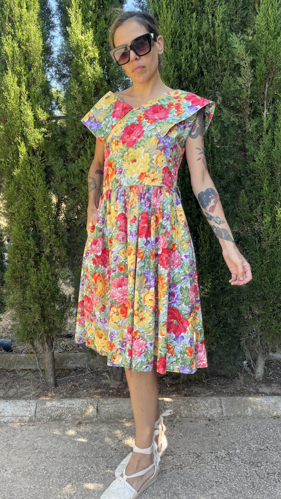 Vestido Vintage Floral con Cuello Sobredimensionado y Cintura Ajustada (Años 80) - Imagen 2