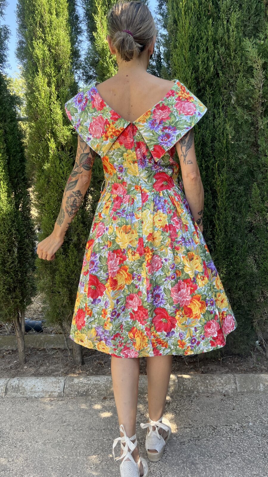 Vestido Vintage Floral con Cuello Sobredimensionado y Cintura Ajustada (Años 80) - Imagen 8
