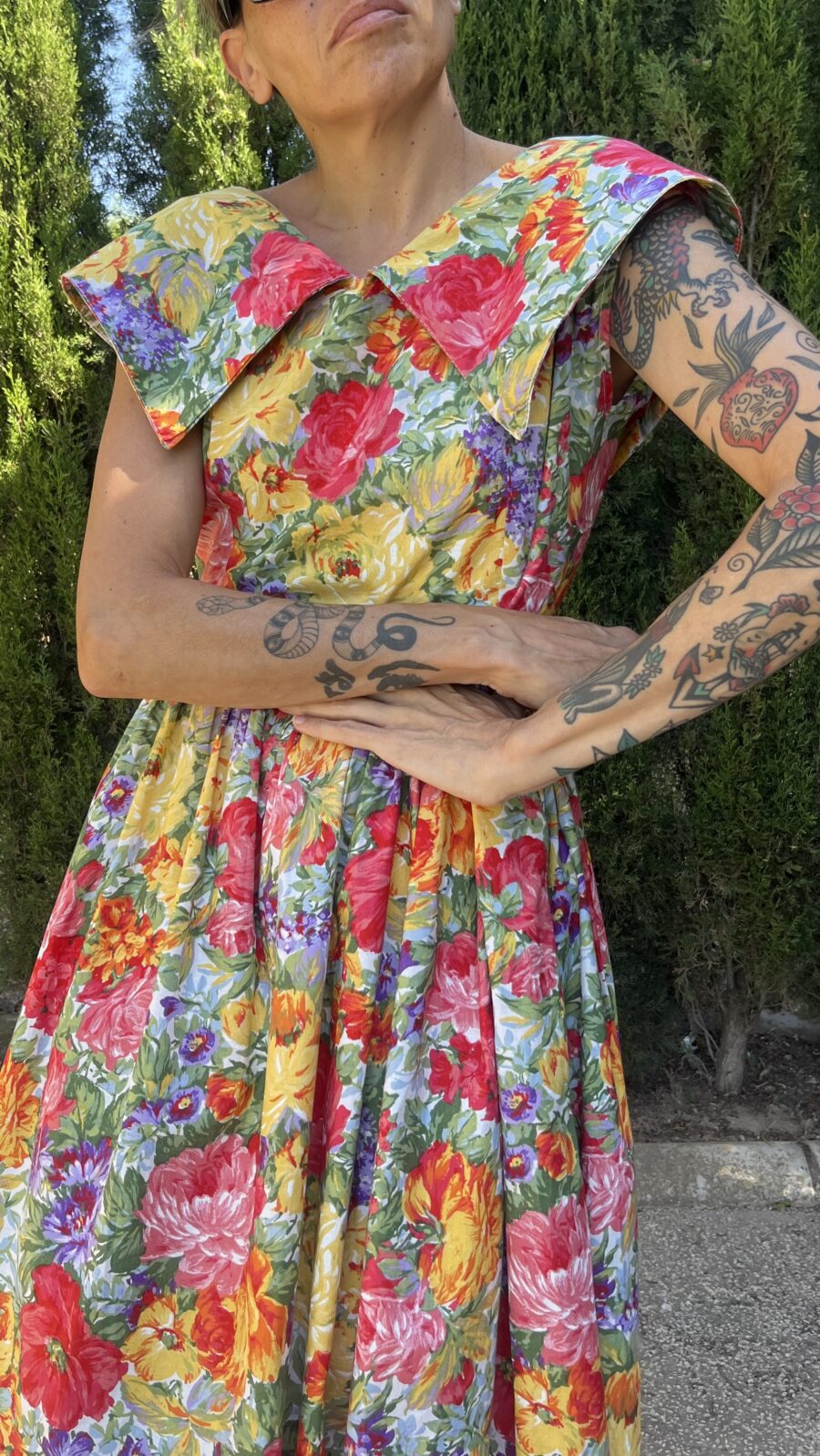 Vestido Vintage Floral con Cuello Sobredimensionado y Cintura Ajustada (Años 80) - Imagen 6