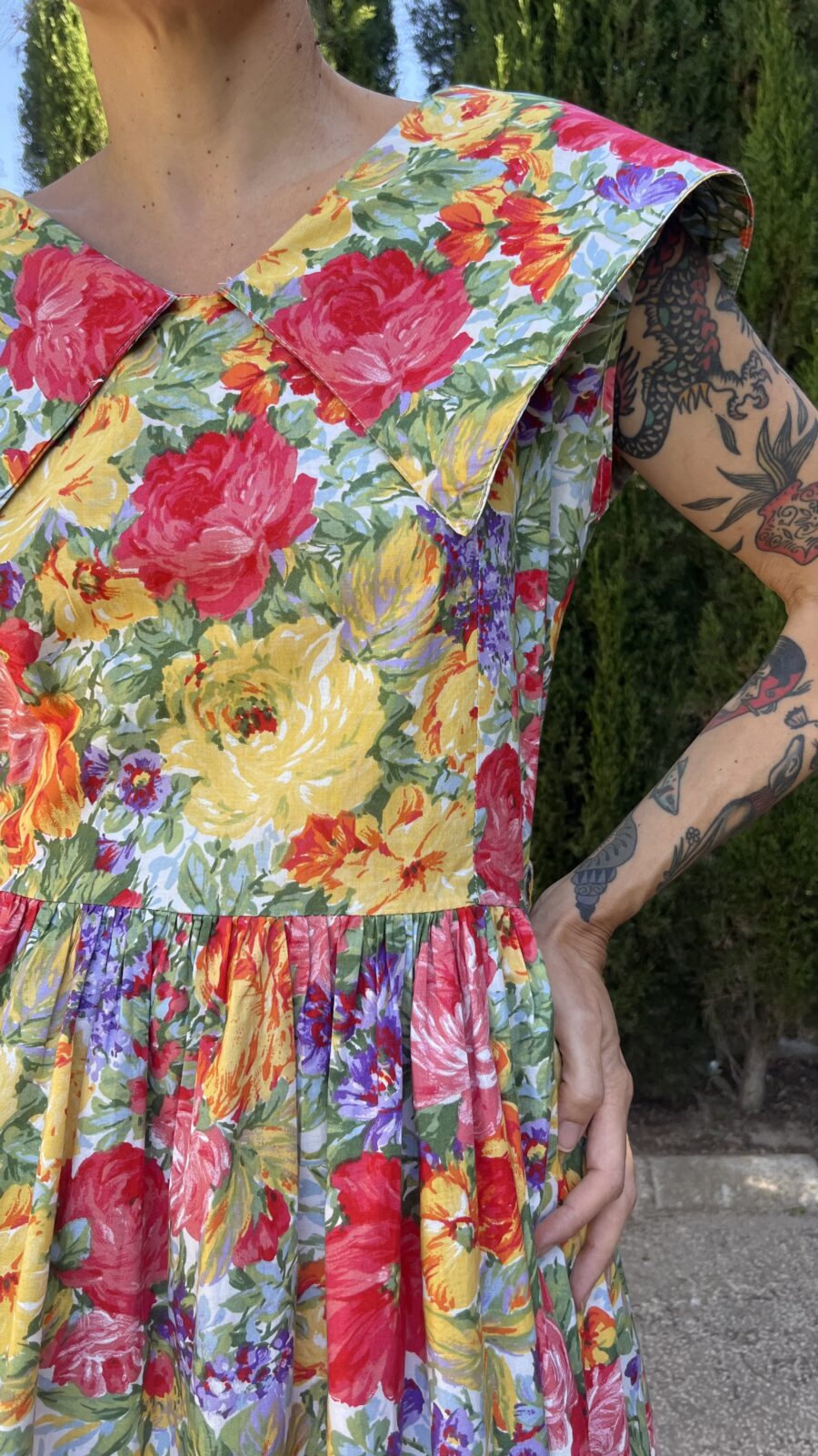 Vestido Vintage Floral con Cuello Sobredimensionado y Cintura Ajustada (Años 80) - Imagen 5