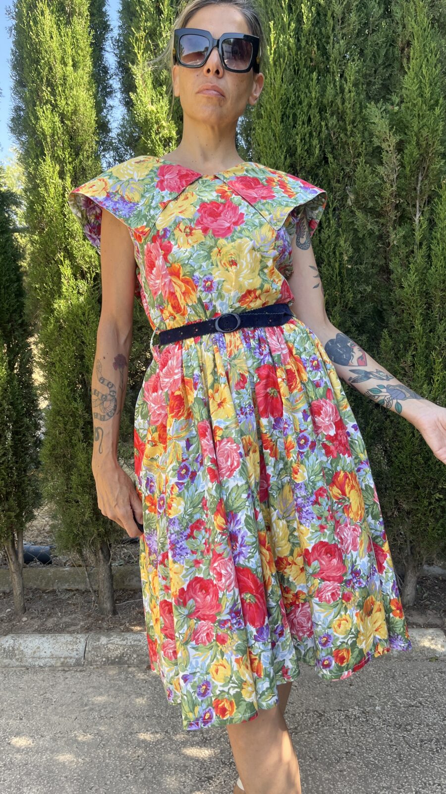 Vestido Vintage Floral con Cuello Sobredimensionado y Cintura Ajustada (Años 80) - Imagen 4