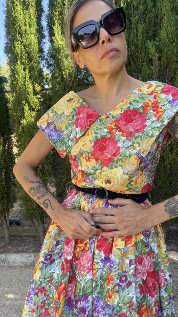 Vestido Vintage Floral con Cuello Sobredimensionado y Cintura Ajustada (Años 80)