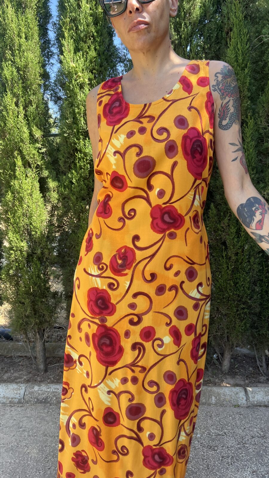 Vestido Vintage Años 90 de Viscosa con Estampado de Rosas Rojas y Lazo Trasero - Imagen 4