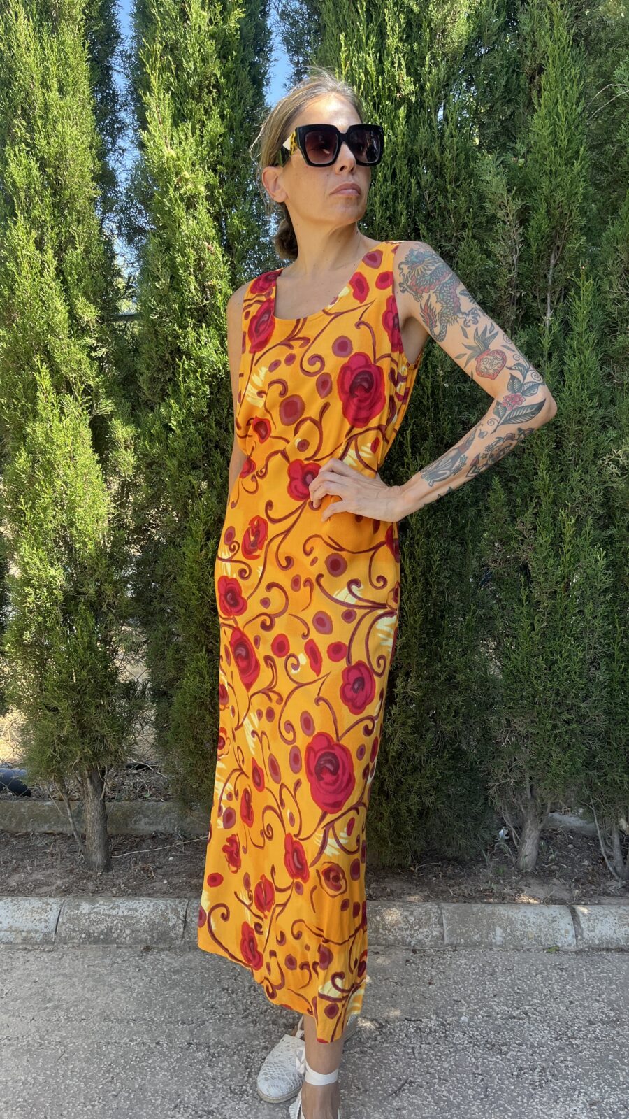 Vestido Vintage Años 90 de Viscosa con Estampado de Rosas Rojas y Lazo Trasero - Imagen 6